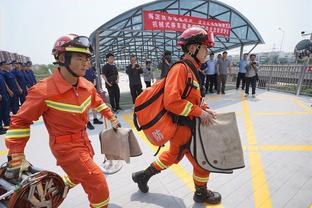 ?泰斯起跳防守被伍德顶到敏感部位 痛得跪在了地上