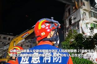 巴甲球员双脚踩球挑衅遭报复！双方火爆大冲突，梅德尔被直红罚下